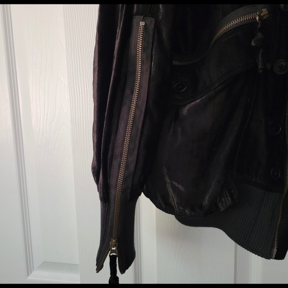 Super soft velvet jacket with versatile zippers. - Picture 11 of 11